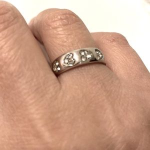 Silver ring with white zircon stones
So fancy 😍